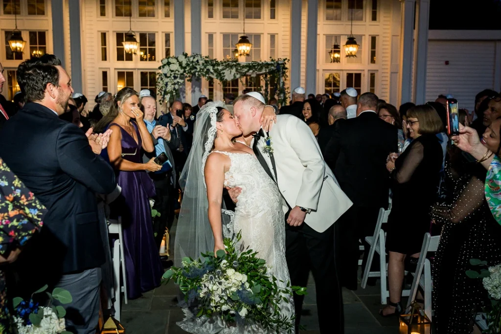 bride and groom, kissing