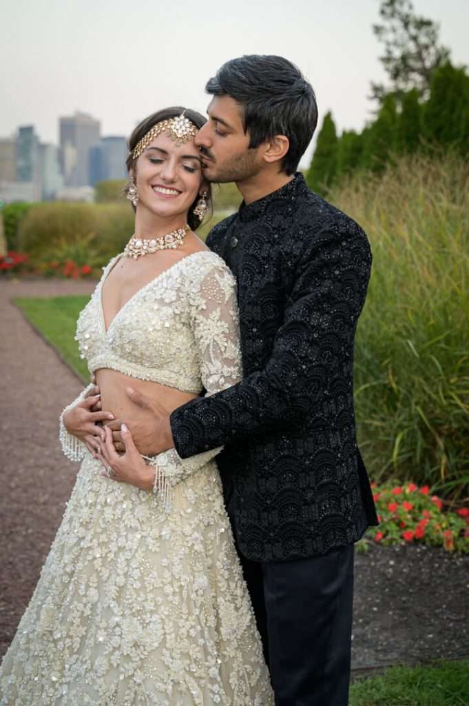 06-wedding-couple-embrace-liberty-house