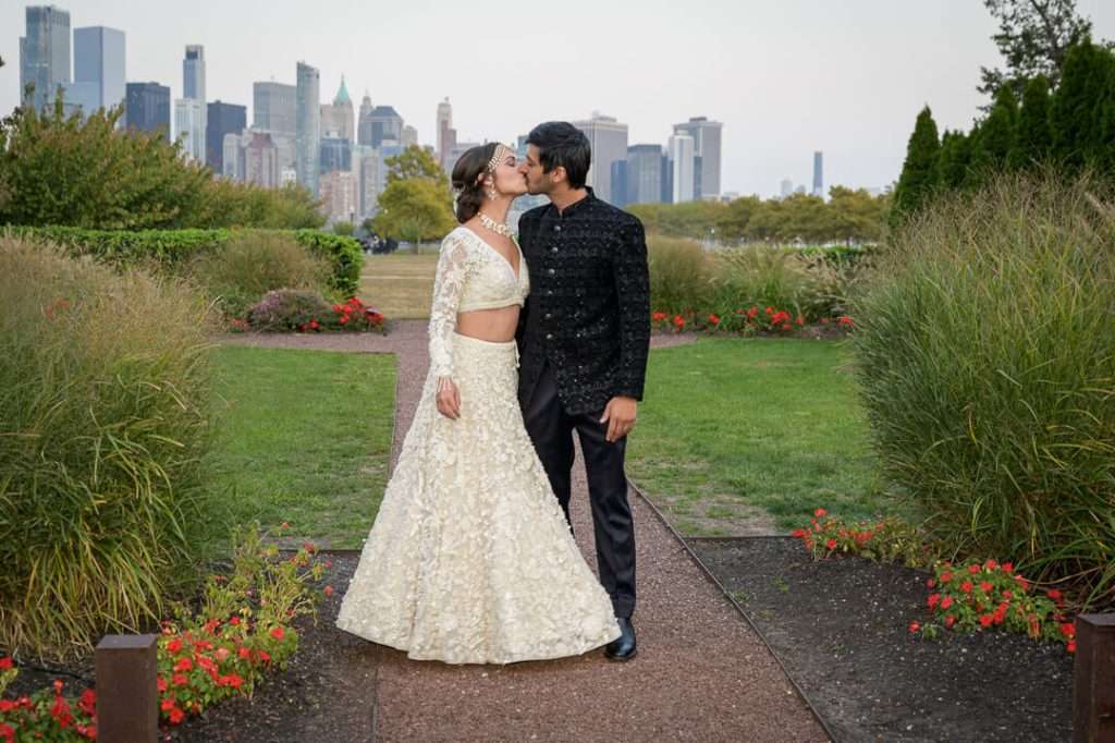 09-bride-groom-walking-towards-nyc-skyline