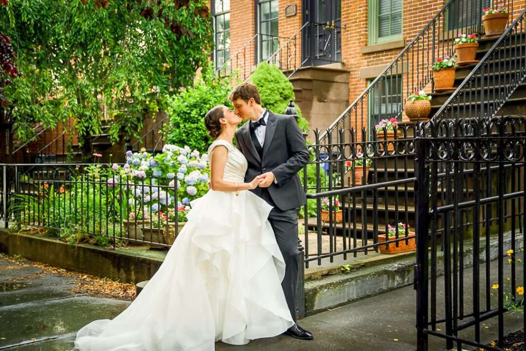 wedding-photography-nyc-romantic-brownstone-kiss