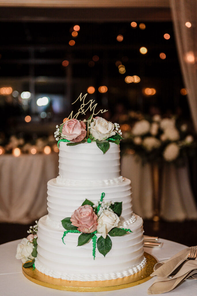 Wedding cake detail with bokeh lights background Ramsey Country Club by Alex Kaplan Photography
